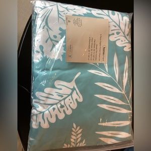 Queen size polyester 4 pc. Sheet set, fits mattress up to 16”, aqua &white
